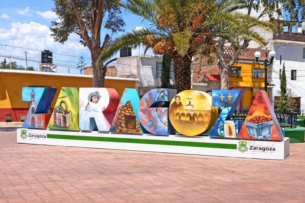 Letras monumentales de Zaragoza en la plaza principal de Villa de Zaragoza San Luis Potosí