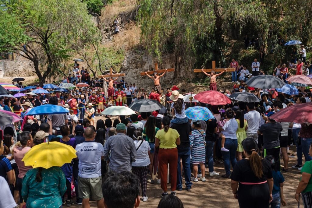 Representación del viacrucis en Semana Santa en Zaragoza San Luis Potosí con asistentes reunidos en una tradición religiosa al aire libre